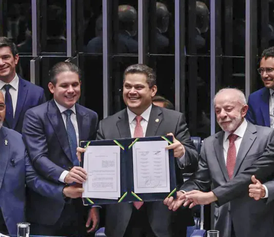 Com a presença de Lula, Congresso promulga emenda que acaba com escala 6×1