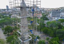 Obelisco do Parque Evaldo Cruz passa por tratamento e pintura para preservação do histórico monumento