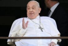 Papa Francisco acena para fiéis e recebe alta de hospital após quase 40 dias