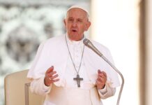 Papa Francisco sofre queda e machuca antebraço direito, diz Vaticano