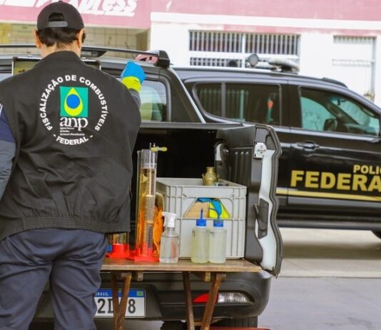 Operação da Polícia Federal fiscaliza postos de combustíveis em João Pessoa