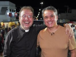 Efraim Filho participa de aniversário de Serra Branca e participa de missa com Padre Fabrício