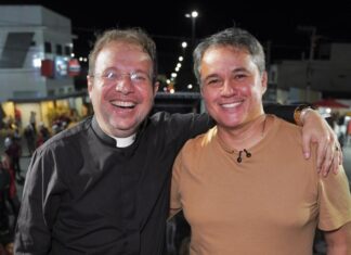 Efraim Filho participa de aniversário de Serra Branca e participa de missa com Padre Fabrício