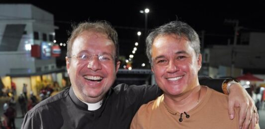 Efraim Filho participa de aniversário de Serra Branca e participa de missa com Padre Fabrício