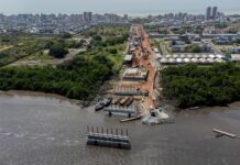 Estrutura metálica se desprende da Ponte do Futuro e causa acidente com três trabalhadores