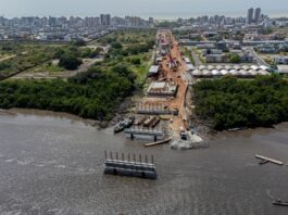 Estrutura metálica se desprende da Ponte do Futuro e causa acidente com três trabalhadores