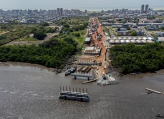 Estrutura metálica se desprende da Ponte do Futuro e causa acidente com três trabalhadores