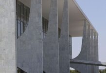 Governo sanciona proibição do uso de linguagem neutra em órgão público