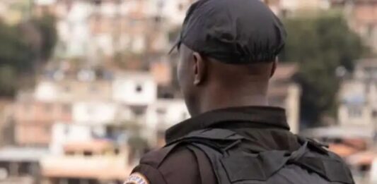 PM apreende três toneladas de drogas, fuzis e pistolas na Maré