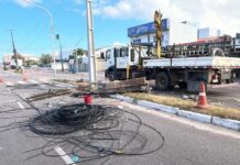 Carreta derruba postes e causa apagão em bairro de João Pessoa