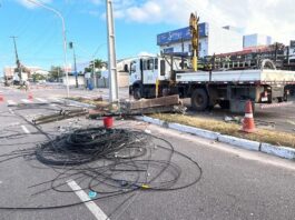 Carreta derruba postes e causa apagão em bairro de João Pessoa