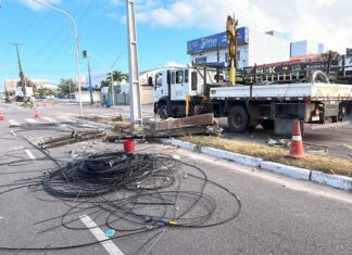 Carreta derruba postes e causa apagão em bairro de João Pessoa