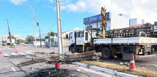Carreta derruba postes e causa apagão em bairro de João Pessoa