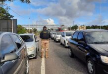 Caminhão atravessado na pista deixa trânsito lento na BR-101, em João Pessoa
