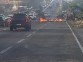 Moradores do Bairro São José interditam BR-230 em protesto contra falta de água