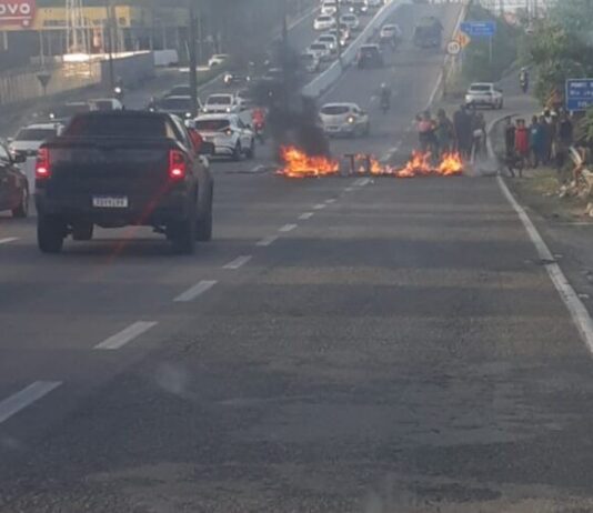 Moradores do Bairro São José interditam BR-230 em protesto contra falta de água