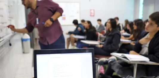 Docentes usam inteligência artificial para inovar e engajar alunos