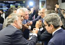 Sob protestos, CPMI aprova quebra de sigilos de filho do presidente Lula