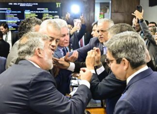 Sob protestos, CPMI aprova quebra de sigilos de filho do presidente Lula