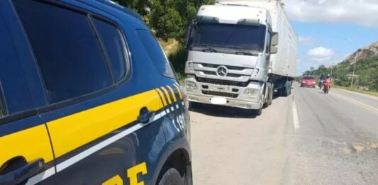 PRF desarticula esquema de desvio de carga e prende em Queimadas