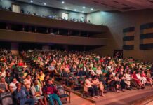 Com teatro lotado, estudantes se apresentam na Noite de Talentos da EJA de Campina Grande