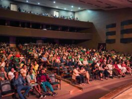 Com teatro lotado, estudantes se apresentam na Noite de Talentos da EJA de Campina Grande