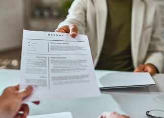 Currículo continua sendo cartão de visita, mas erros simples podem eliminar candidatos antes da entrevista