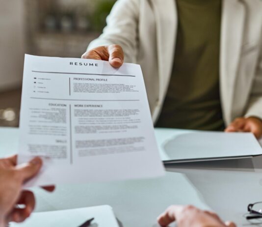 Currículo continua sendo cartão de visita, mas erros simples podem eliminar candidatos antes da entrevista