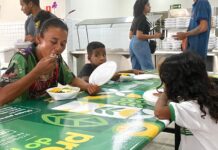 População comemora inauguração do Restaurante Popular Prato do Povo, no Distrito dos Mecânicos