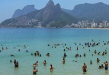 Corpo de piloto do avião que caiu em Copacabana é resgatado