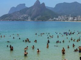 Corpo de piloto do avião que caiu em Copacabana é resgatado