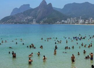 Corpo de piloto do avião que caiu em Copacabana é resgatado