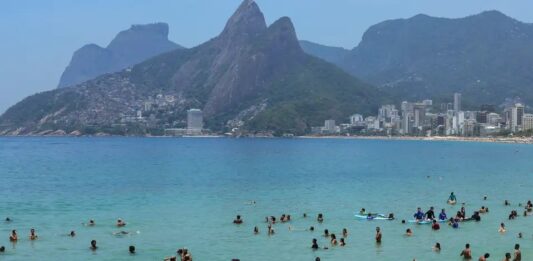 Corpo de piloto do avião que caiu em Copacabana é resgatado