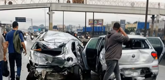 Motorista de ônibus morre ao volante e arrasta 22 veículos no Rio de Janeiro