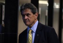 Roberto Jefferson deixa hospital e vai para casa com tornozeleira eletrônica