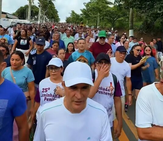 Romero Rodrigues participa da 25ª edição da Caminhada Penitencial da Diocese de Campina Grande