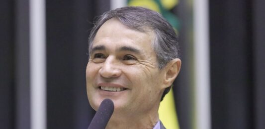 Comissão aprova projeto de Romero Rodrigues sobre uniforme escolar para estudantes com deficiência