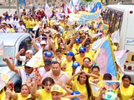 Romero realiza caminhada no conjunto Aluízio Campos, em Campina Grande