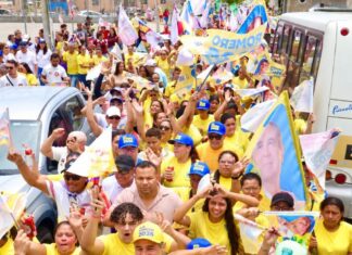 Romero realiza caminhada no conjunto Aluízio Campos, em Campina Grande