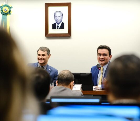 Romero Rodrigues recebe ministro Celso Sabino na Comissão de Turismo