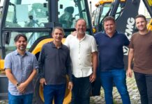 Deputado Romero entrega máquina retroescavadeira para São João do Cariri