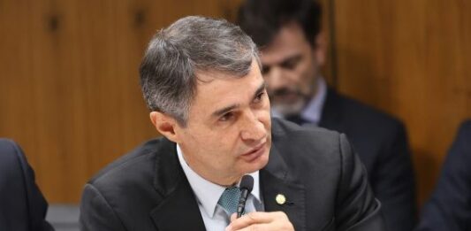 Comissão aprova projeto de Romero Rodrigues que assegura em lei direitos de passageiros em atrasos e cancelamentos de voos