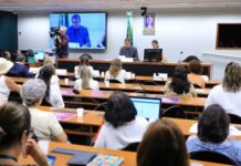 Especialistas defendem criação de política nacional para atenção à mulher na menopausa