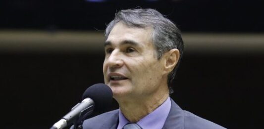 Comissão aprova projeto de Romero Rodrigues que proíbe condomínios de multar pessoas com deficiência por perturbação de sossego