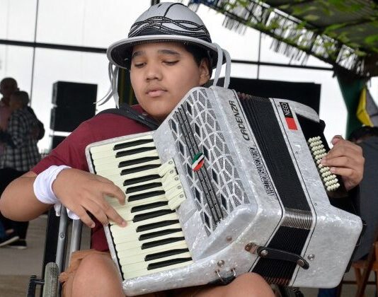Arraiá do CER celebra inclusão, afeto e tradição junina em manhã de confraternização na “Cidade do Forró”