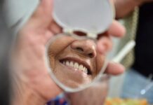 Secretaria de Saúde distribui próteses dentárias em Campina Grande