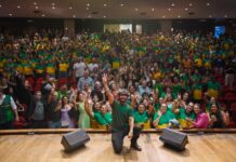 Poeta Bráulio Bessa apresenta Aula Espetáculo para alunos da Educação de Jovens e Adultos, em Campina Grande