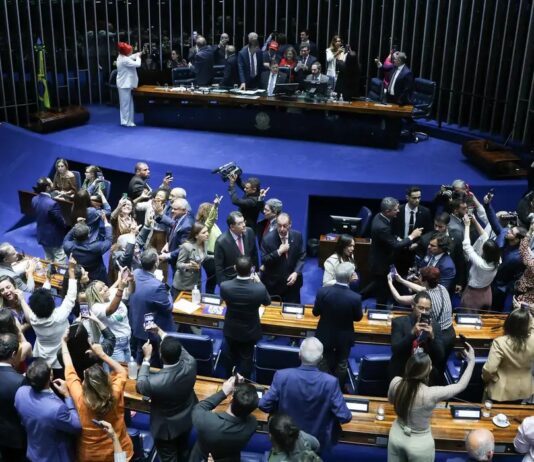 Senado aprova fim da escala 6×1 e redução da jornada de trabalho