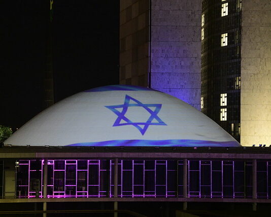 Senado é iluminada com bandeira de Israel após bombardeios