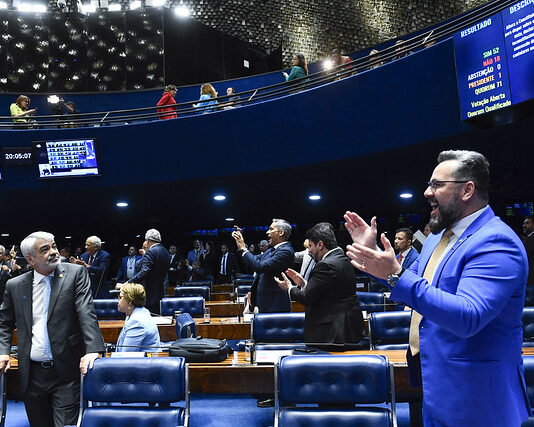 Senado aprova PEC que limita decisões individuais de ministros do STF